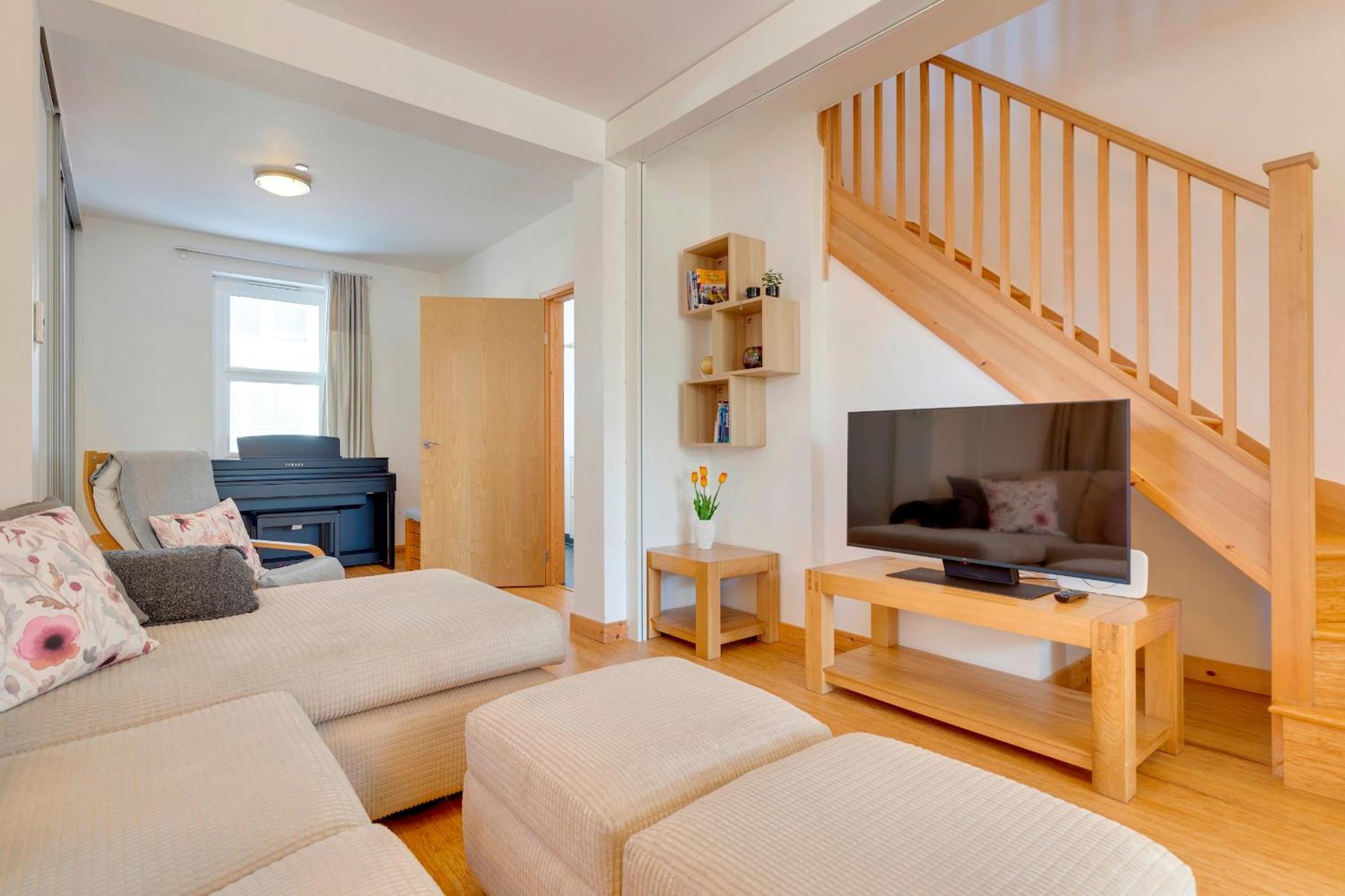 Stunning 3 Bed Terrace Close To Station Pass The Keys *