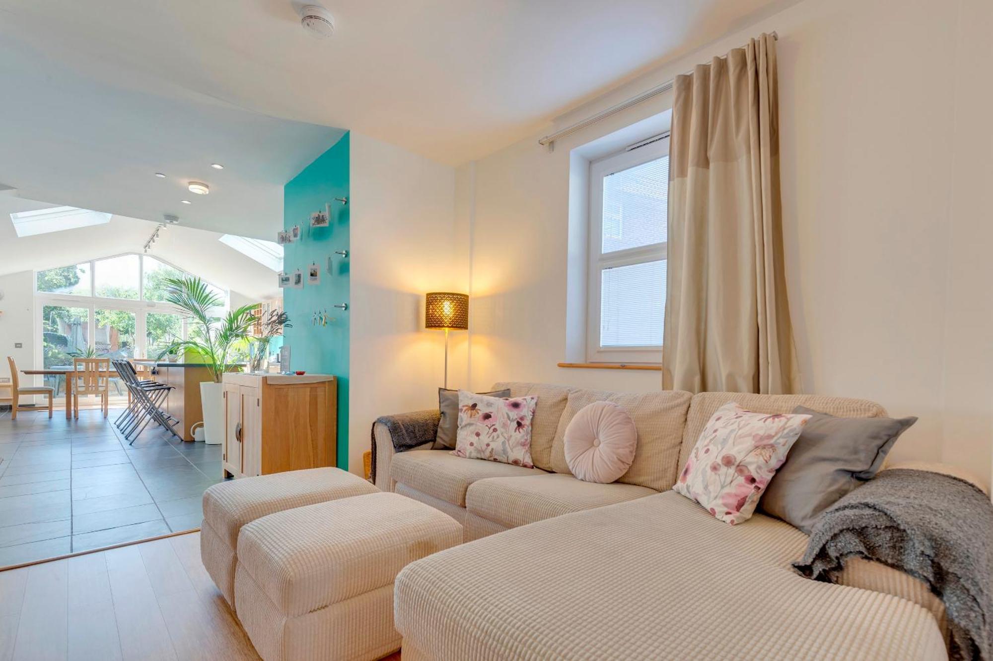 Holiday home Stunning 3 Bed Terrace Close To Station Pass The Keys *