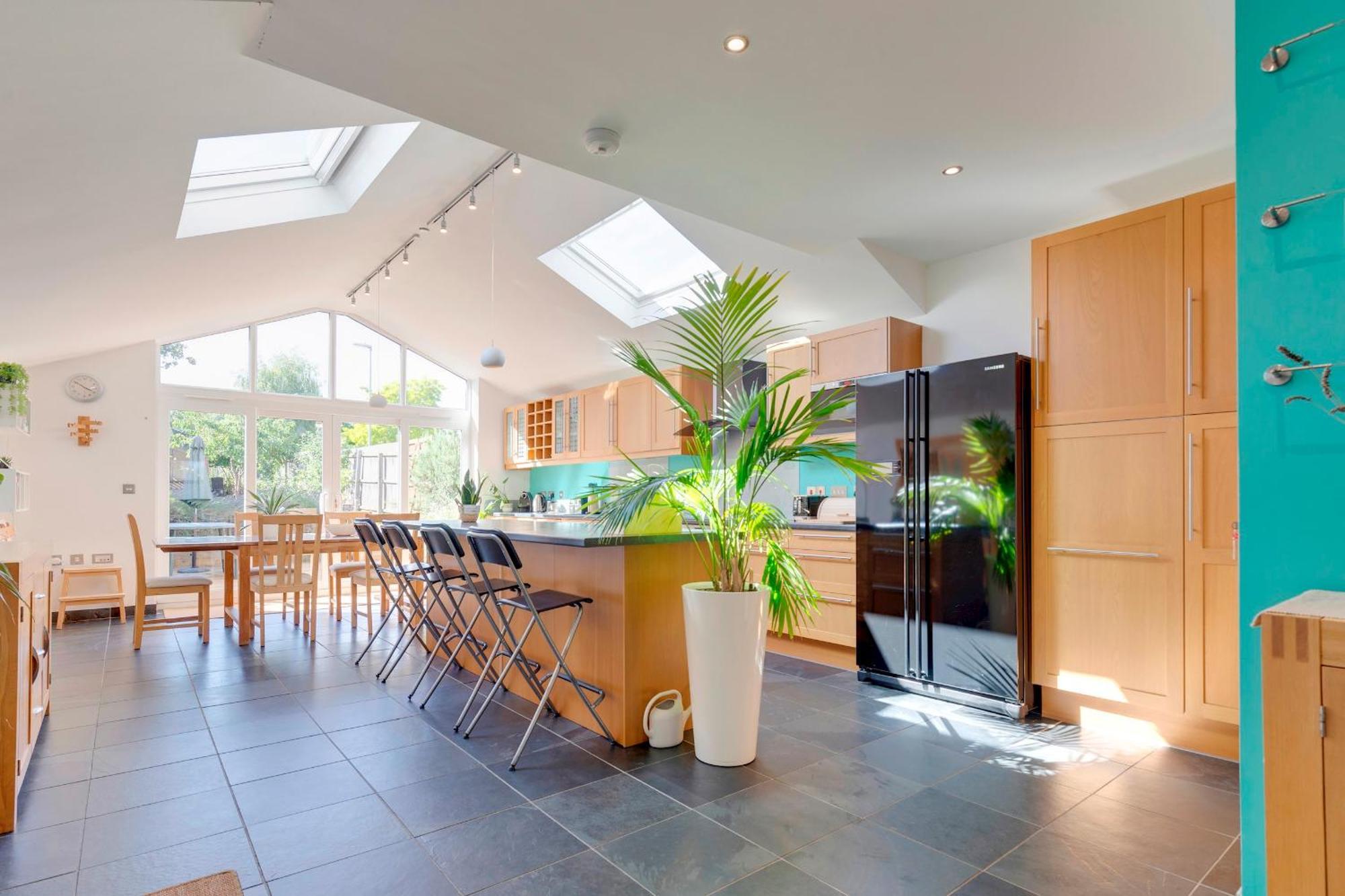 Stunning 3 Bed Terrace Close To Station Pass The Keys Holiday home *