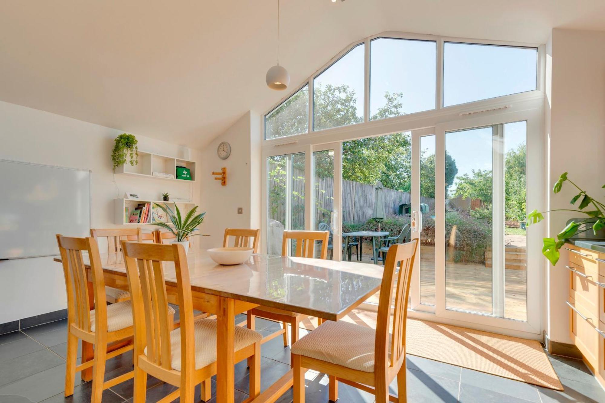Stunning 3 Bed Terrace Close To Station Pass The Keys Holiday home *