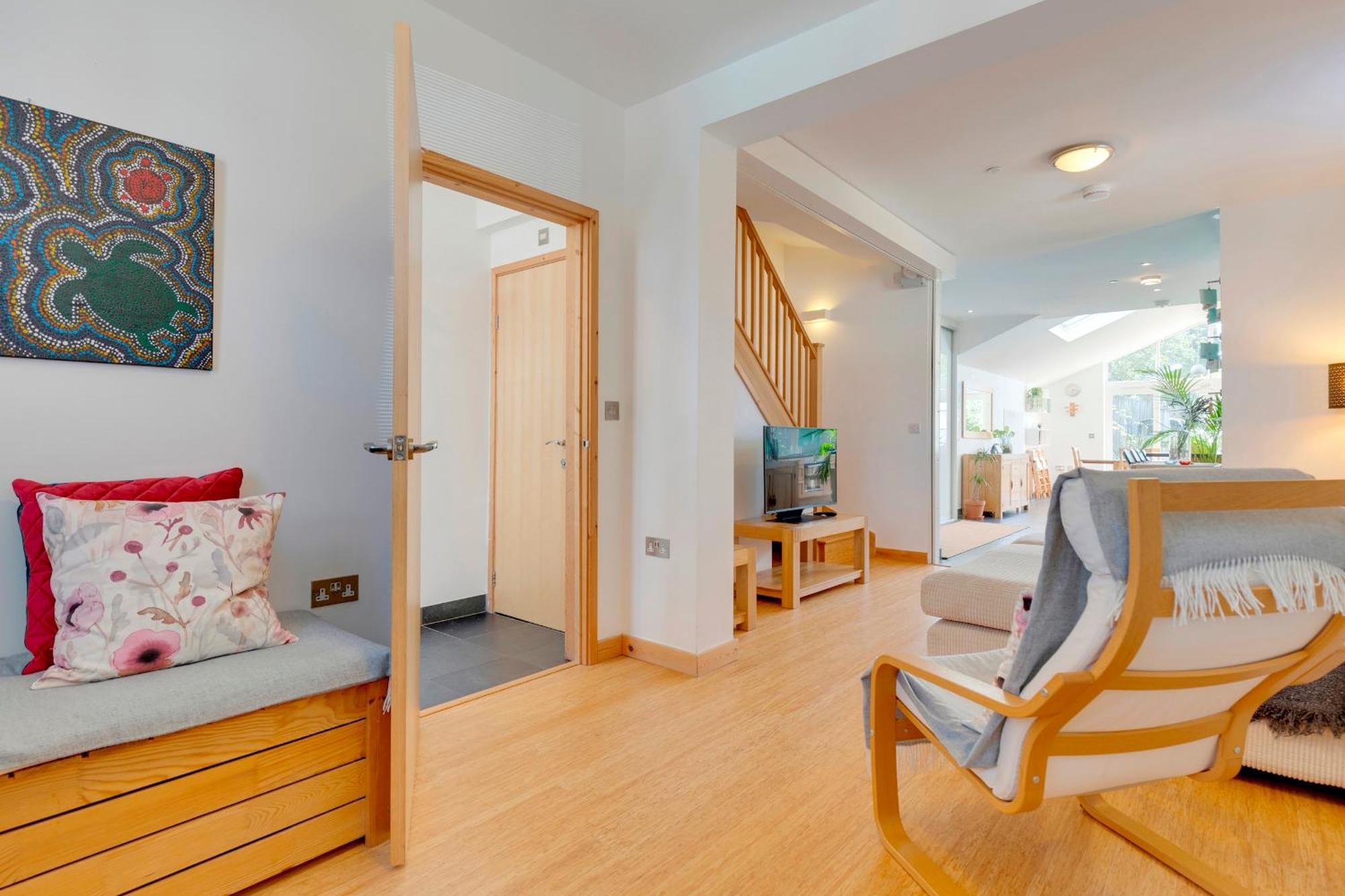 Stunning 3 Bed Terrace Close To Station Pass The Keys