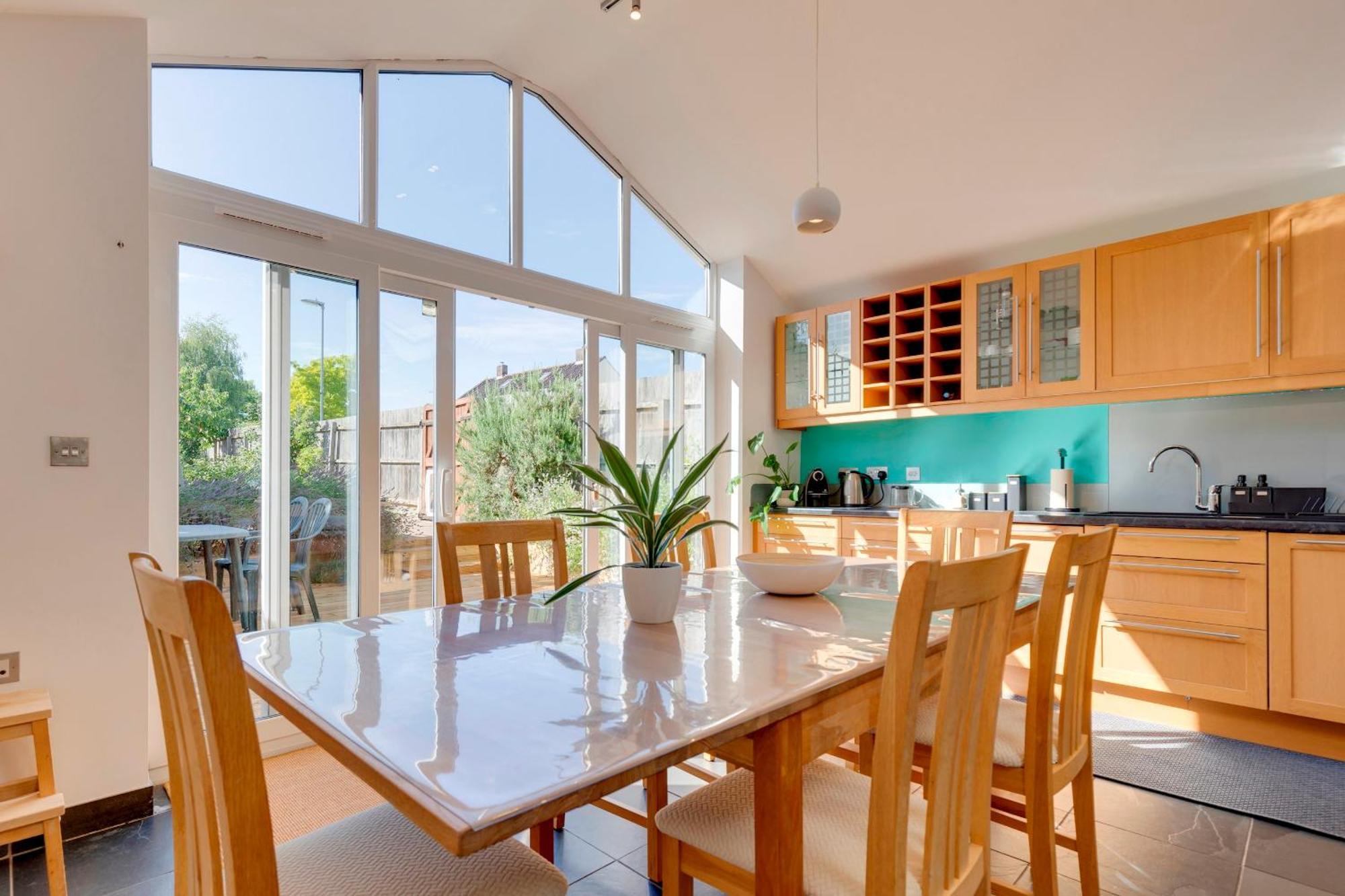 Stunning 3 Bed Terrace Close To Station Pass The Keys